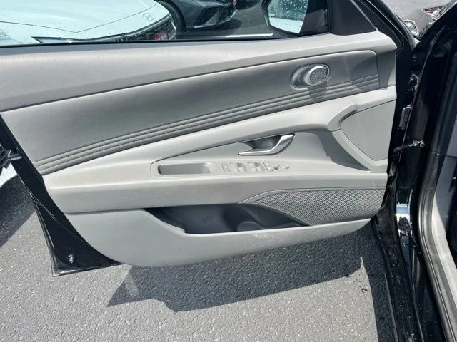 Used 2023 Black Hyundai SEL image 9