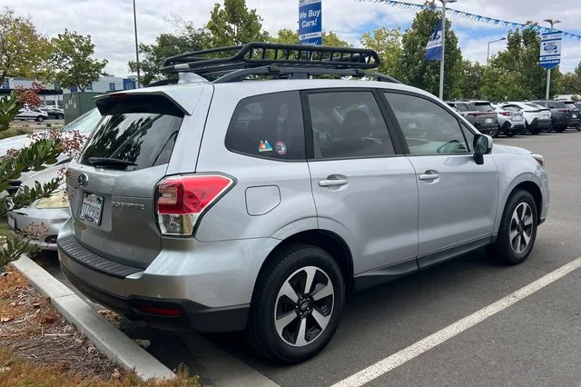Used 2018 Silver Subaru 2.5i Premium image 7