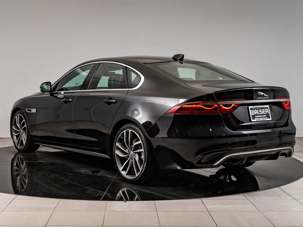 Used 2024 Santorini Black Metallic Jaguar R-Dynamic SE image 6