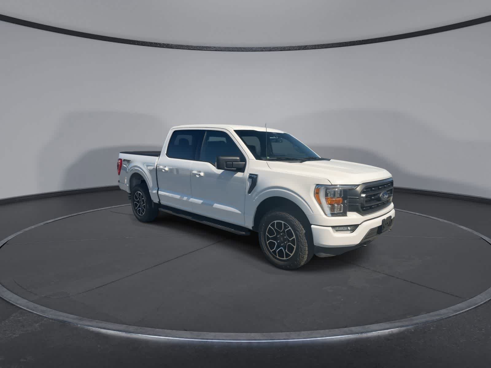 Certified Used 2022 Oxford White Clearcoat Ford XLT image 2