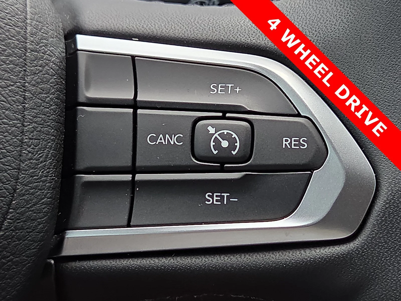 Used 2024 Diamond Black Crystal Pearlcoat Jeep Latitude Lux image 22
