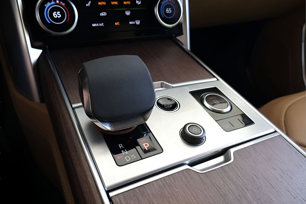 Used 2023 White Land Rover SE image 25