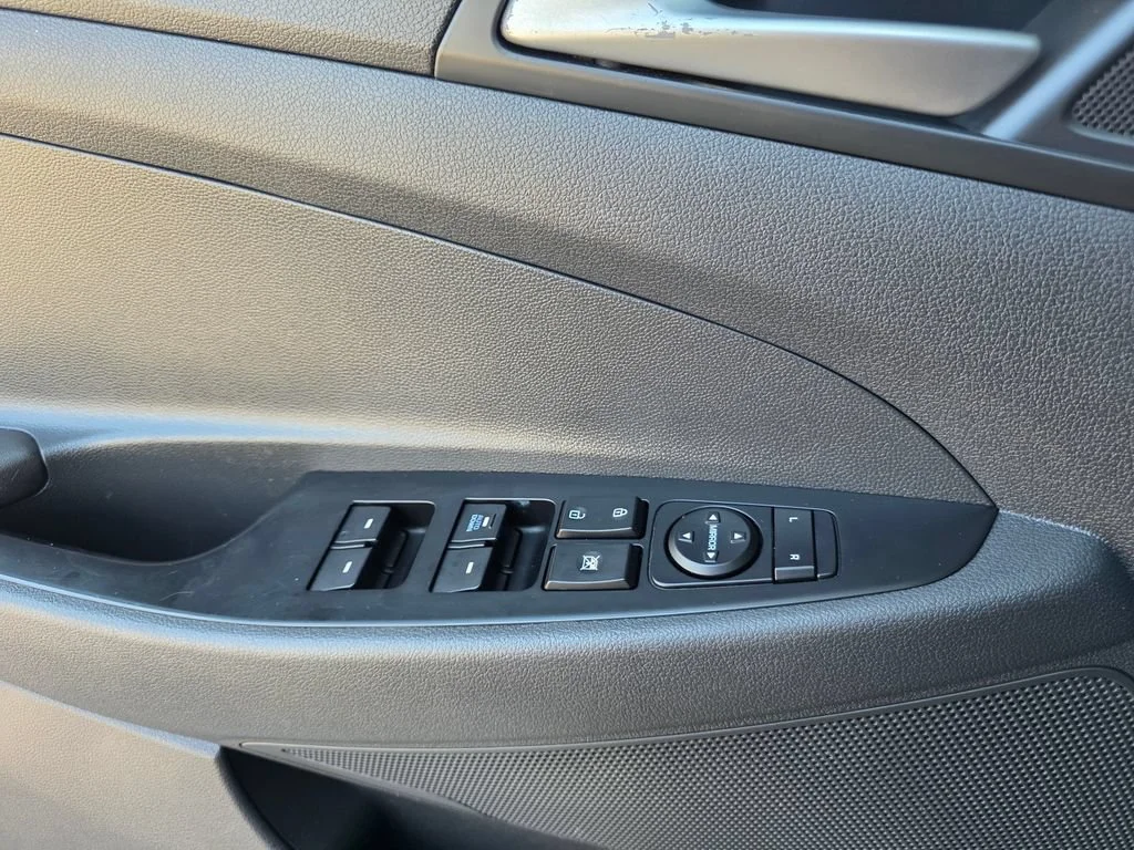 Used 2019 Blue Hyundai SE image 15