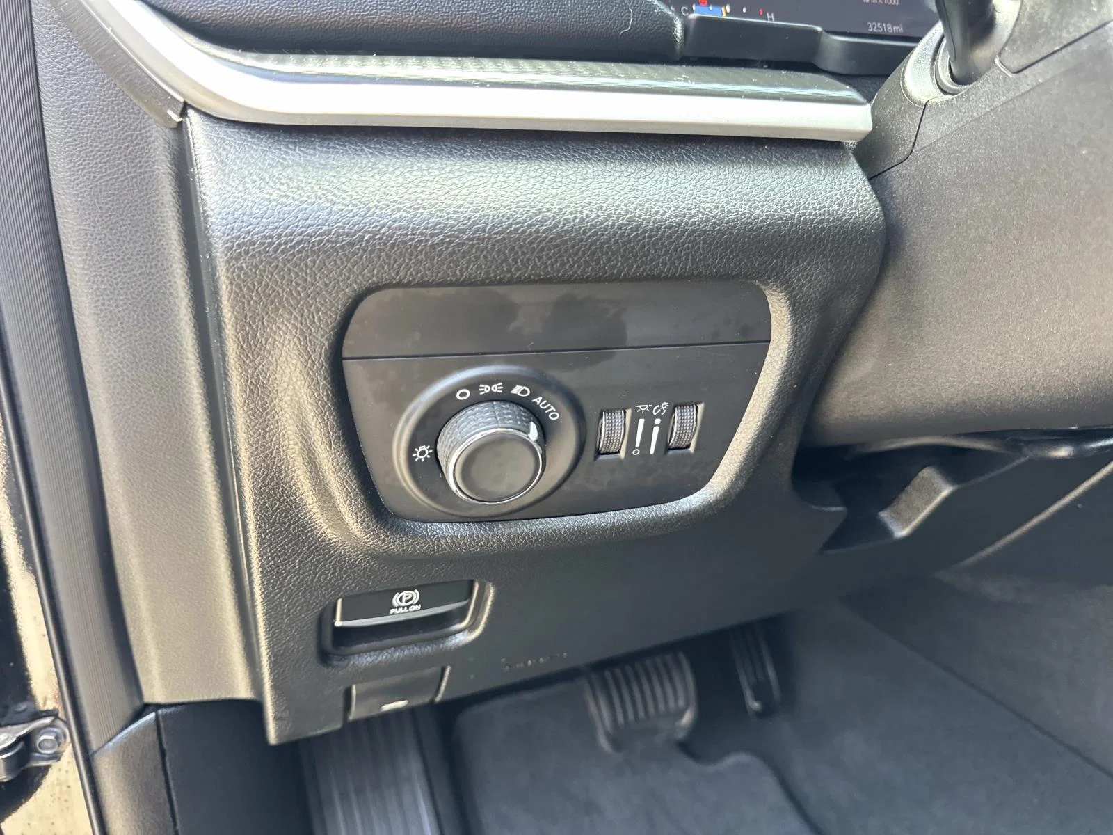 Used 2023 Diamond Black Crystal Pearlcoat Jeep Altitude image 20
