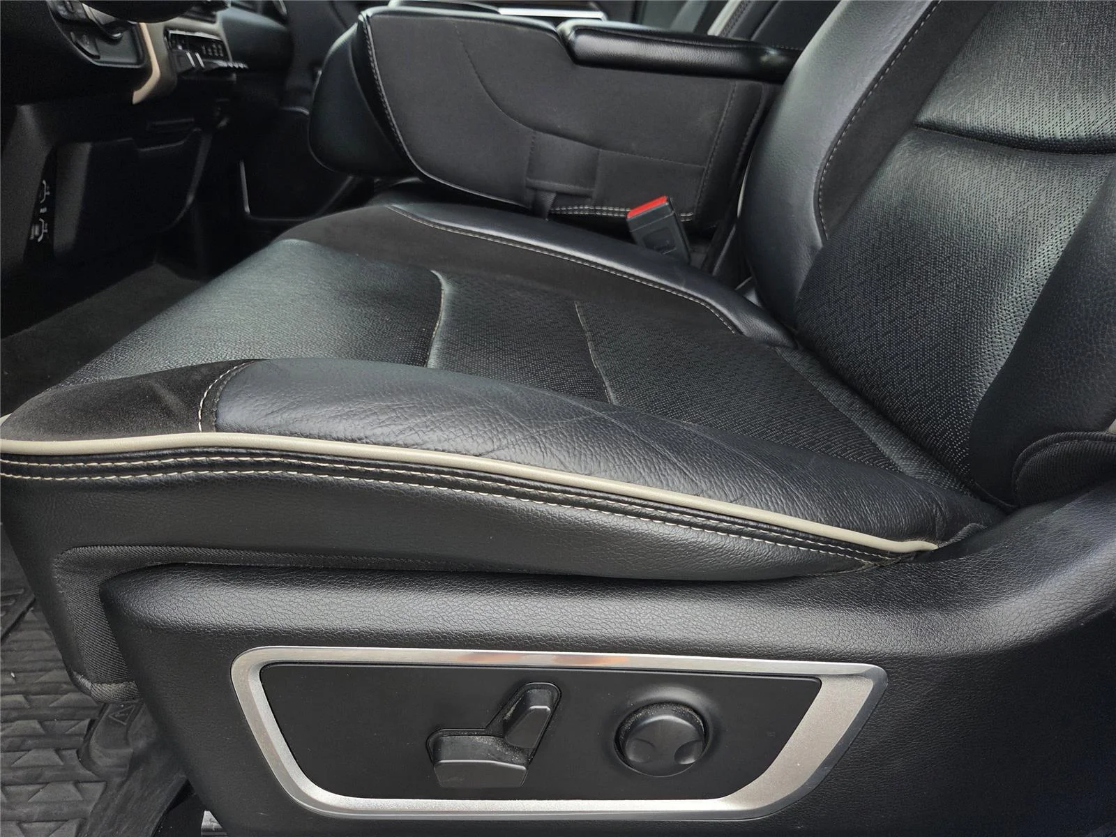 Used 2022 Bright White Clearcoat Ram Laramie image 18