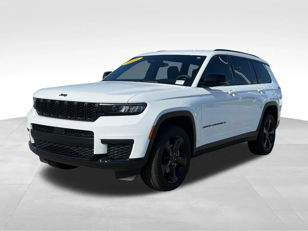 Used 2025 White Jeep Altitude image 1