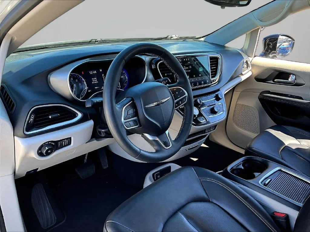Used 2024 Silver Chrysler Touring L image 19