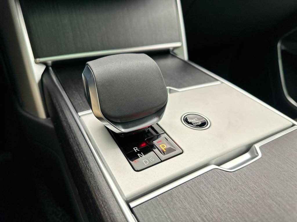 New 2026 Santorini Black Metallic Land Rover SE image 12