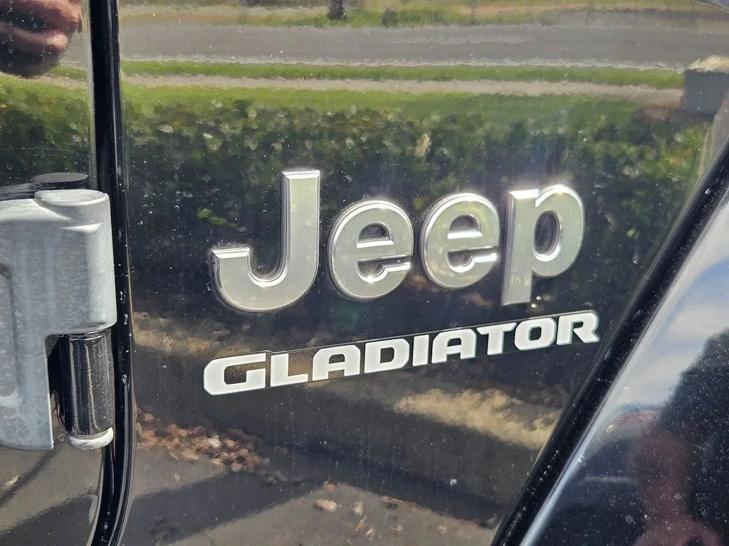 Used 2020 Black Clearcoat Jeep Overland image 27