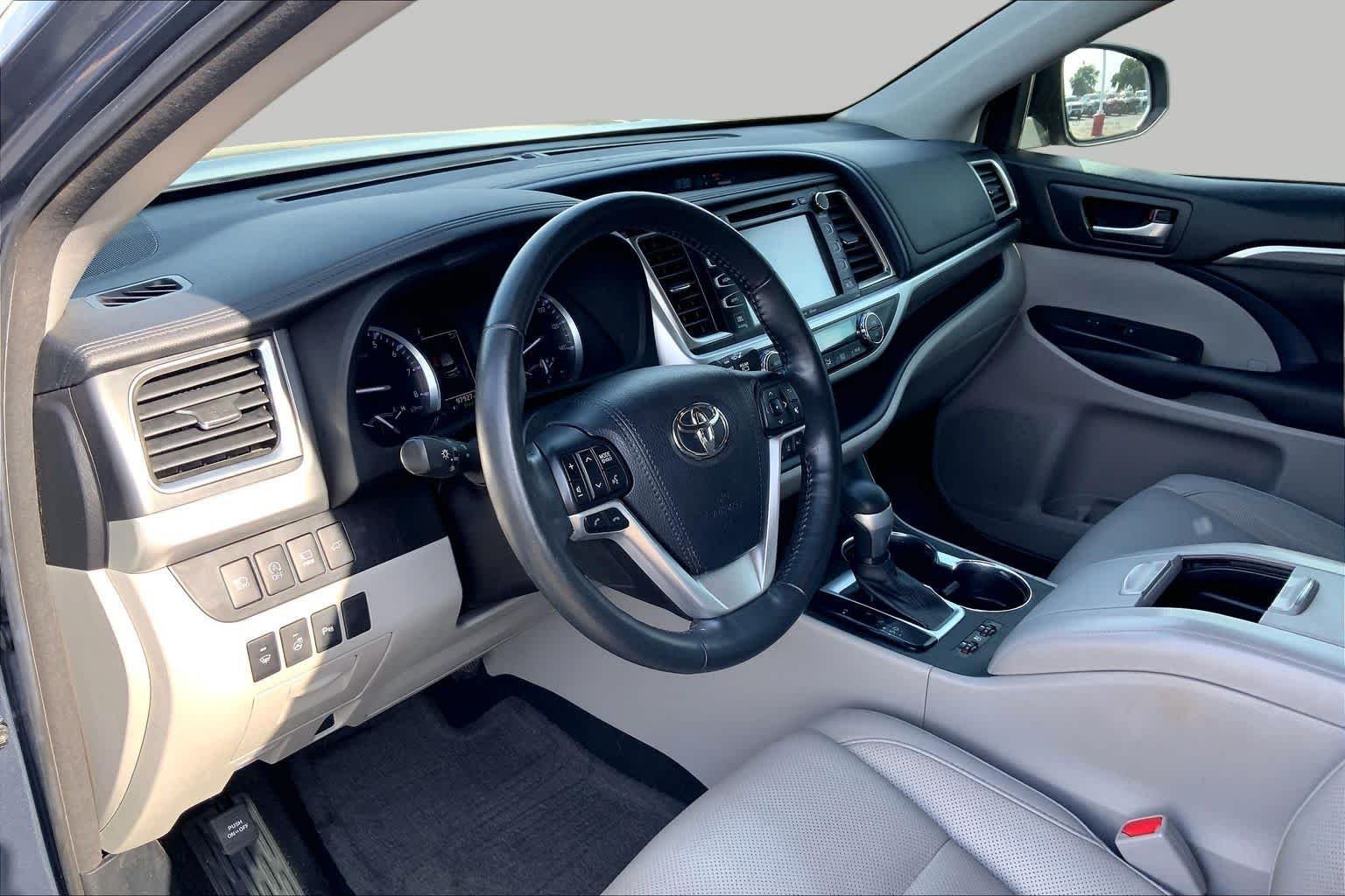 Used 2018 Shoreline Blue Pearl Toyota Limited Platinum image 18