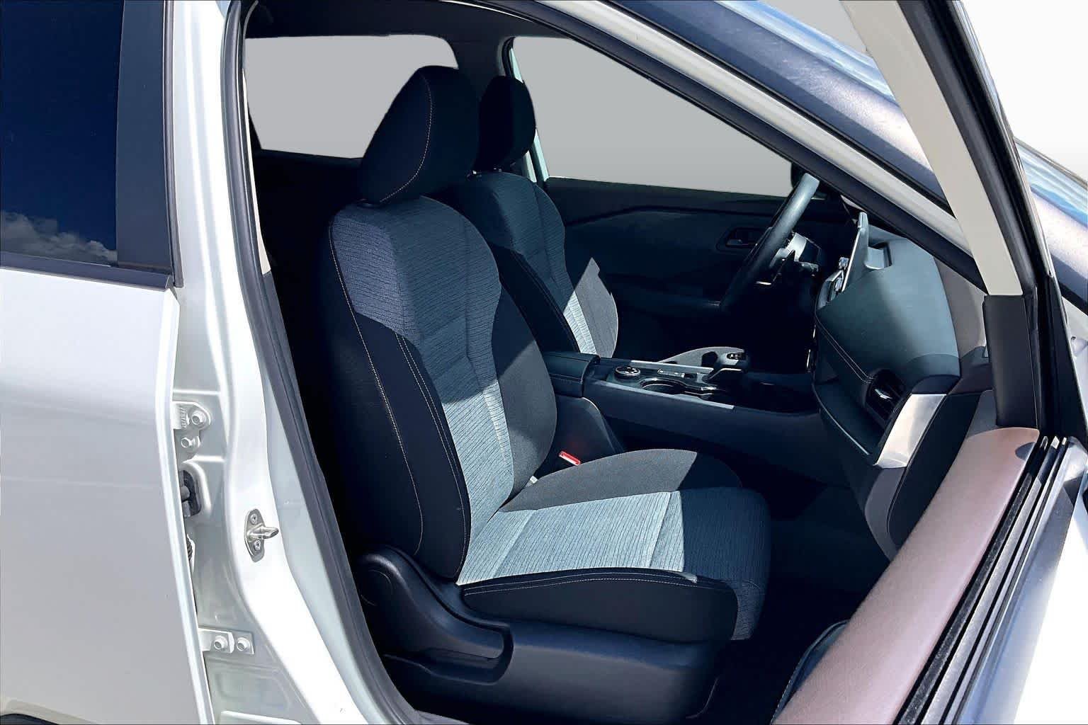 Used 2021 Glacier White Nissan S image 9