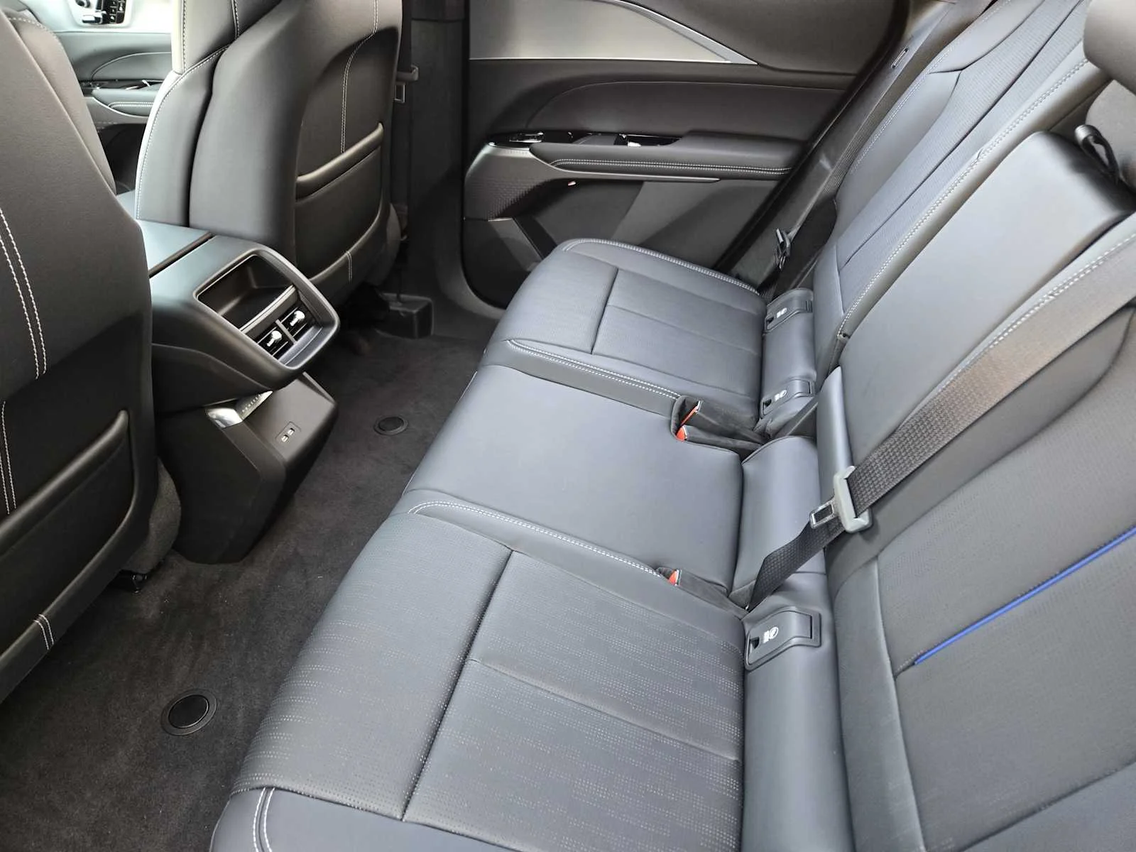 2027 Cadillac LYRIQ Luxury - Photo 18