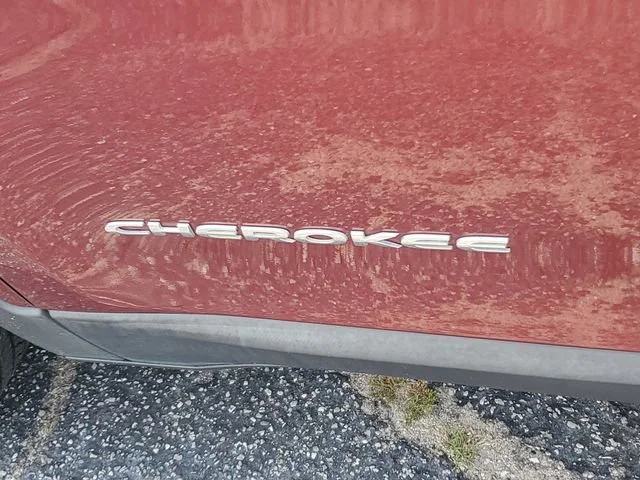 Used 2019 Red Jeep Latitude image 25