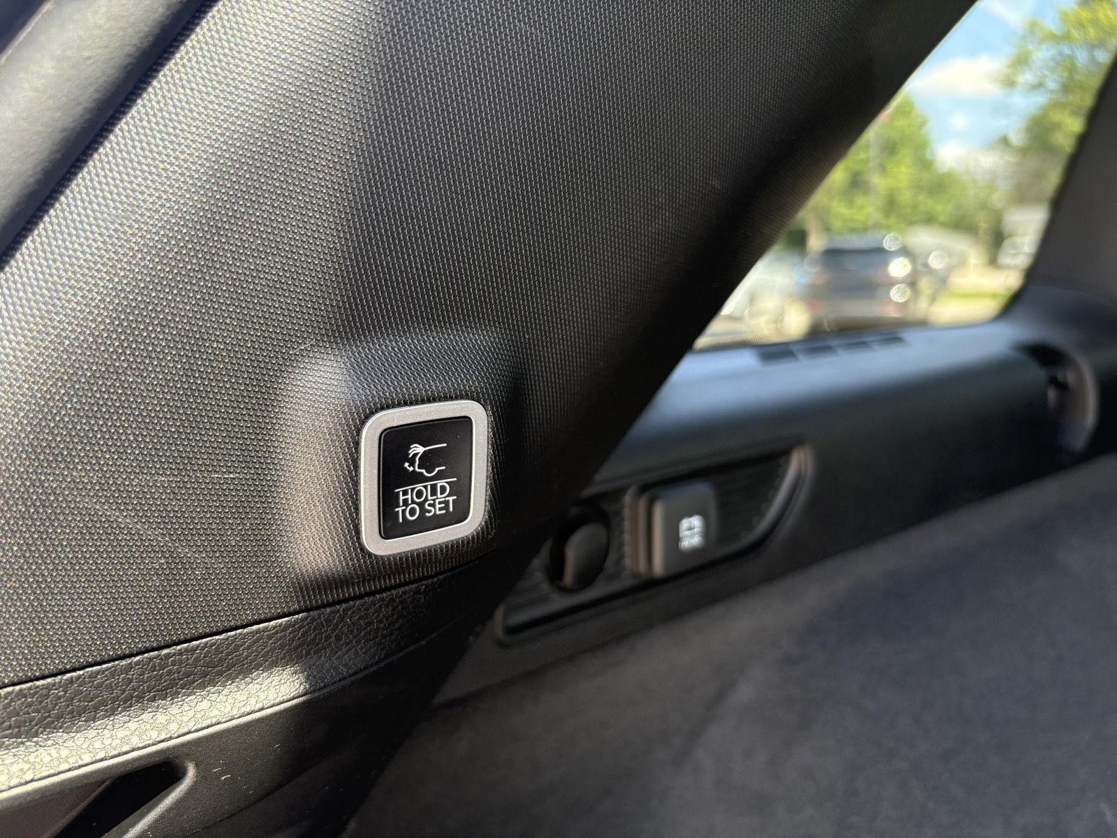 Used 2022 Diamond Black Crystal Pearlcoat Jeep Overland image 32