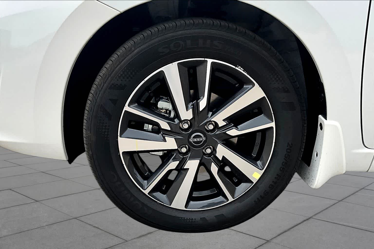 2025 Nissan Versa Sedan SV - Photo 9