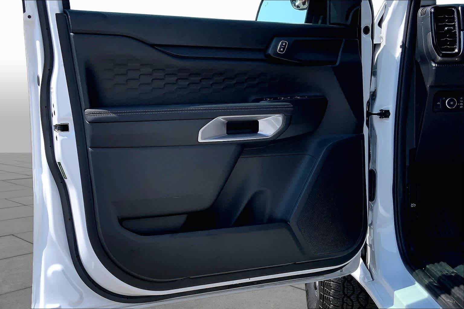 Used 2025 Oxford White Ford XLT image 22
