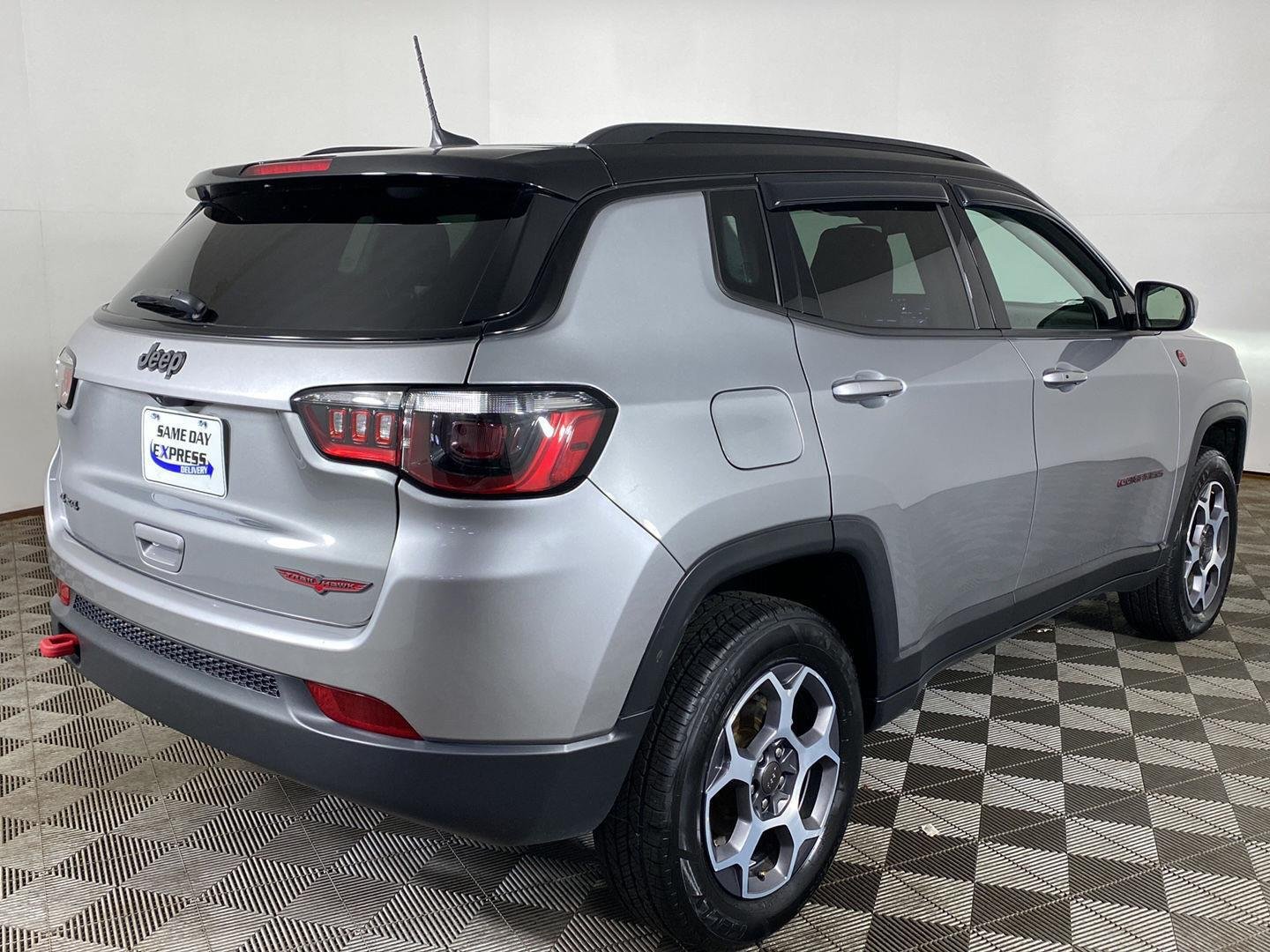 Used 2022 Billet Silver Metallic Clearcoat Jeep Trailhawk image 22