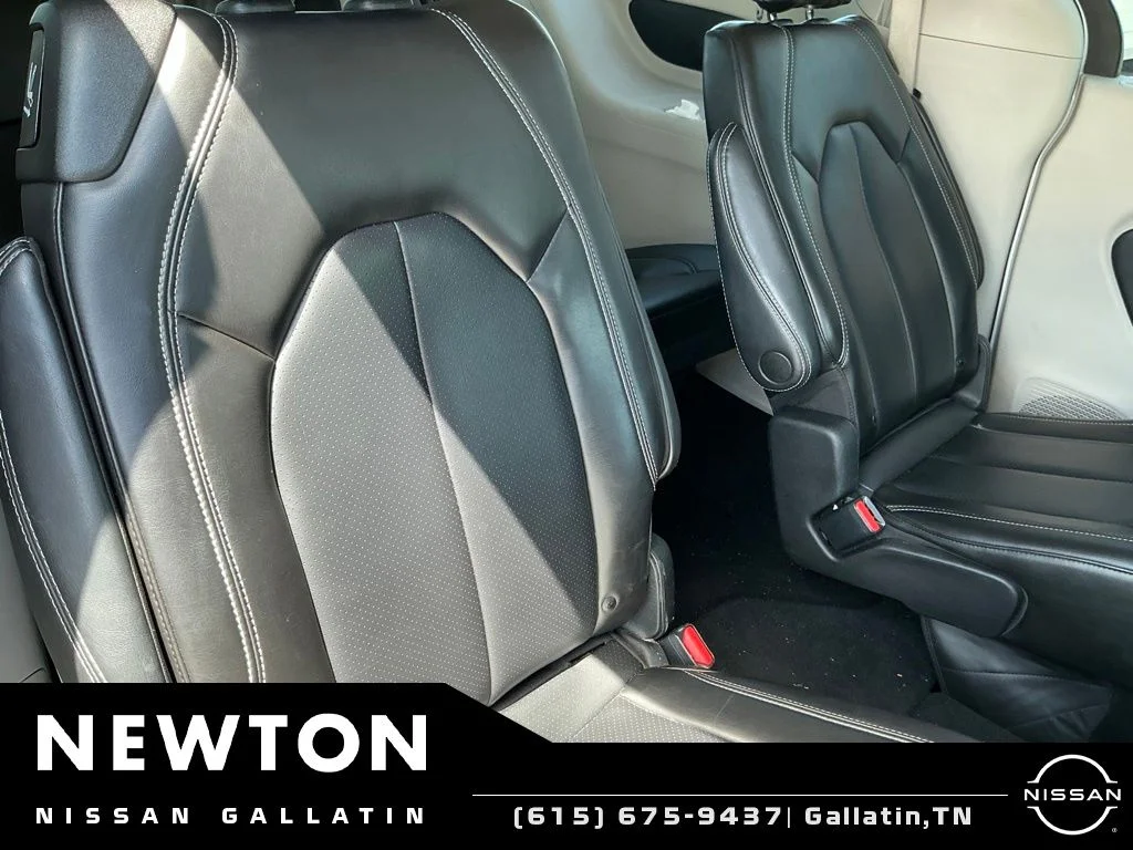 Used 2023 White Chrysler Touring L image 11
