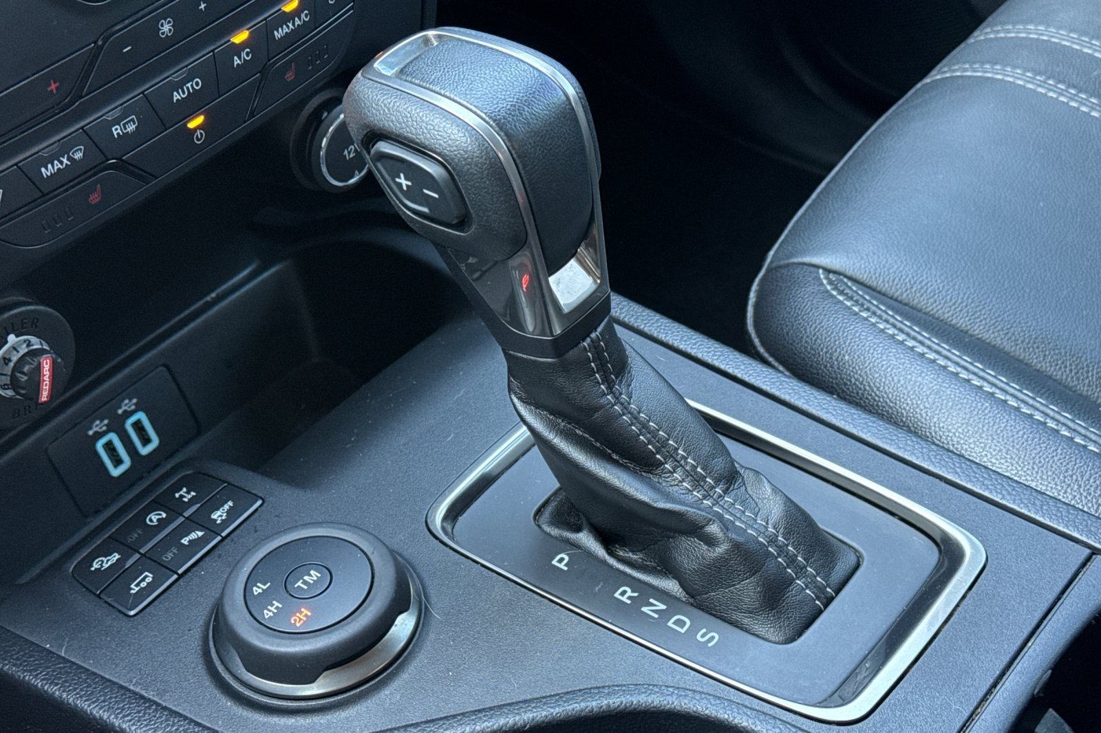 Used 2020 Shadow Black Ford LARIAT image 21