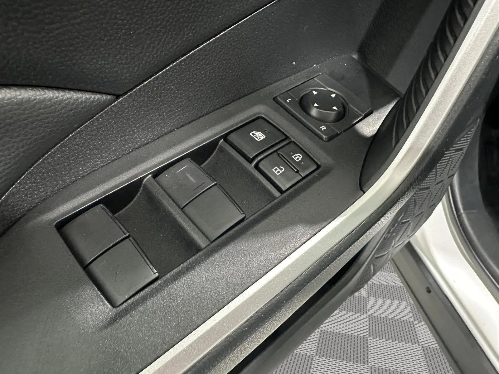 Used 2024 Ice Cap Toyota Hybrid LE image 21