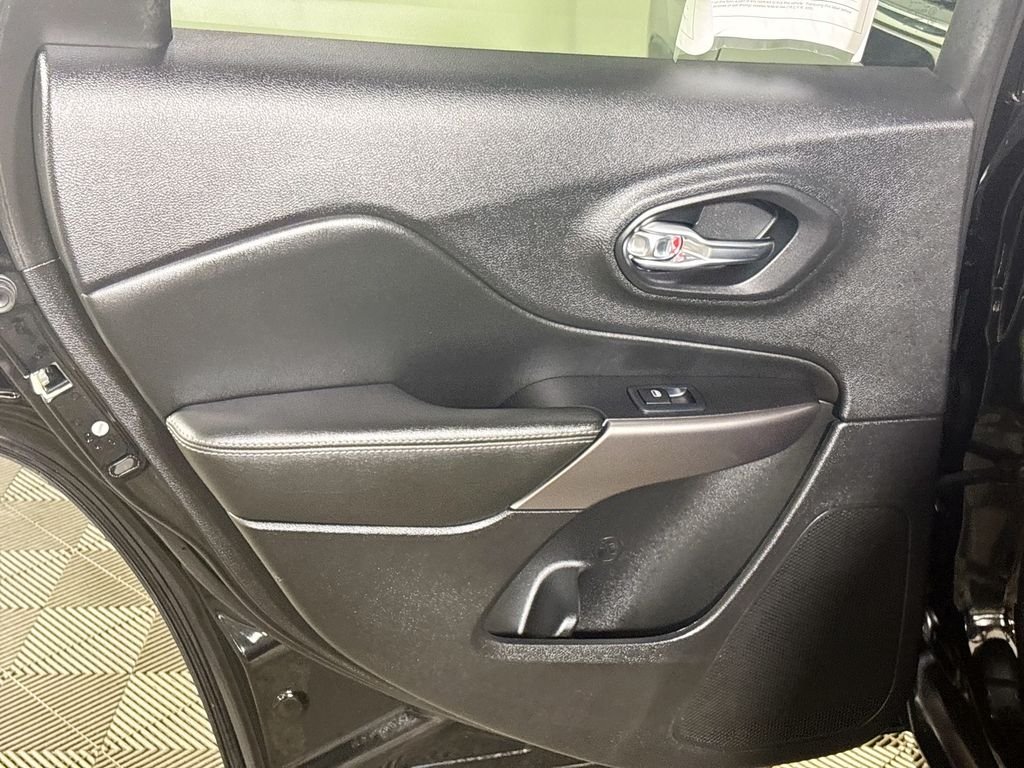 Used 2021 Diamond Black Jeep Latitude Lux image 19