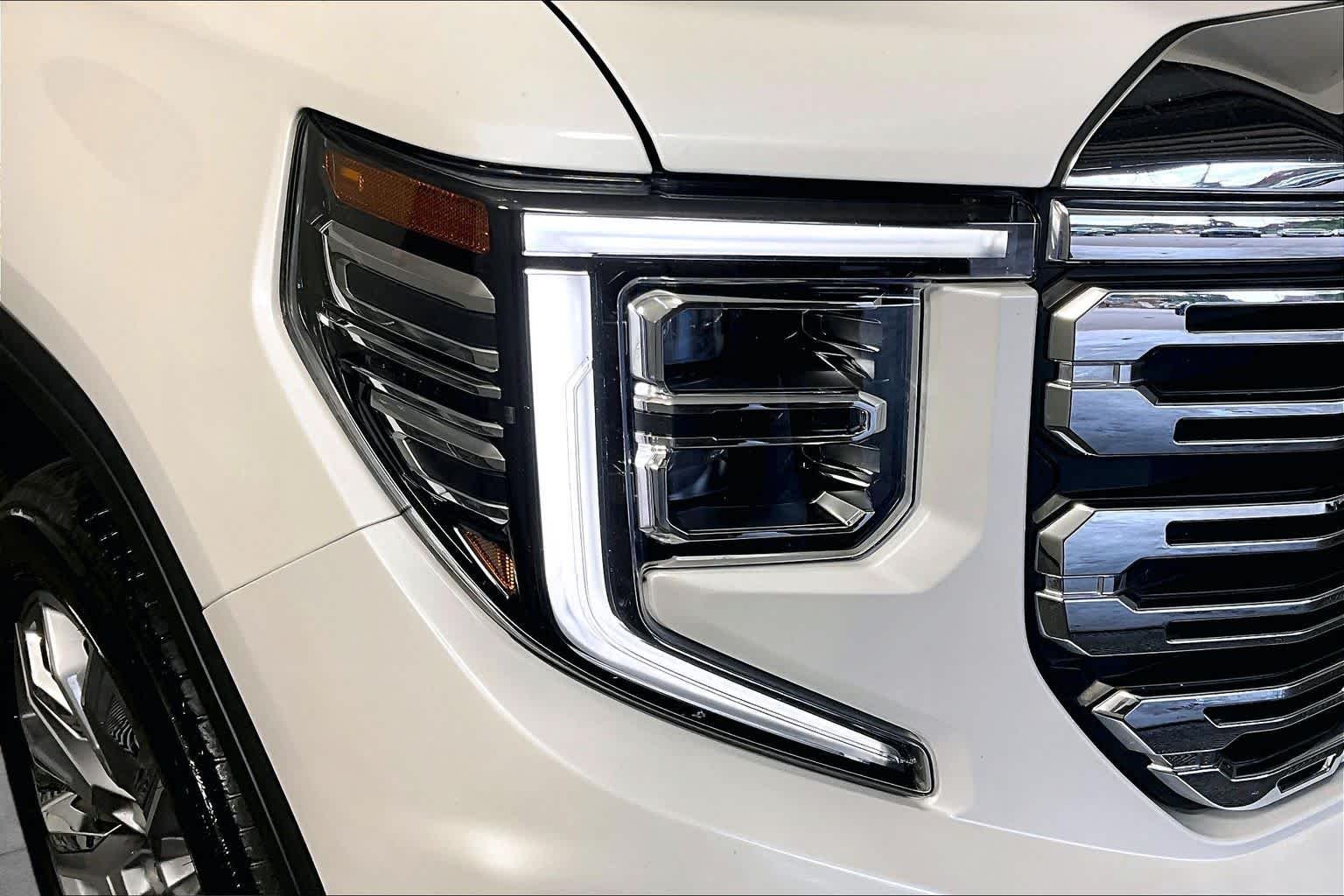 Used 2023 White Frost Tricoat GMC Denali image 27