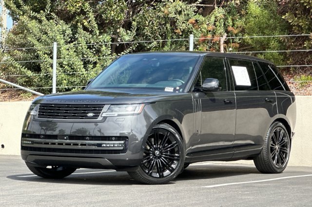 Used 2024 Gray Land Rover SE image 1