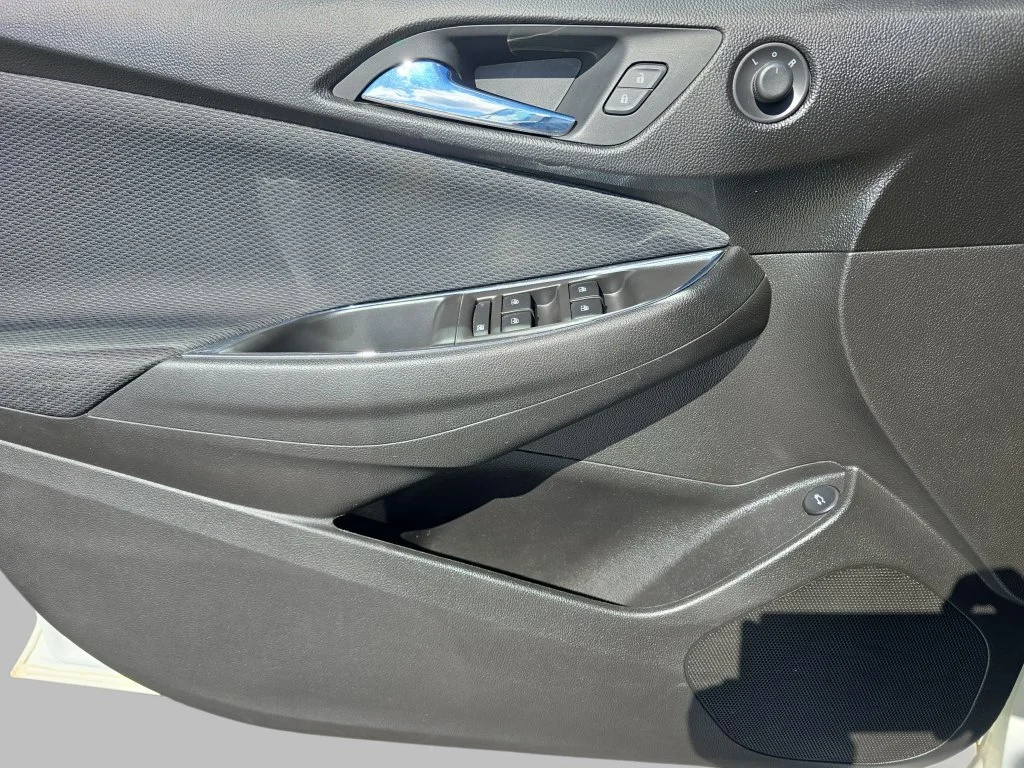 Used 2019 SUMMIT WHITE Chevrolet LT image 28