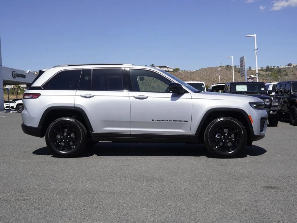 New 2026 Silver Zynith Exterior Paint Jeep Laredo Altitude image 2