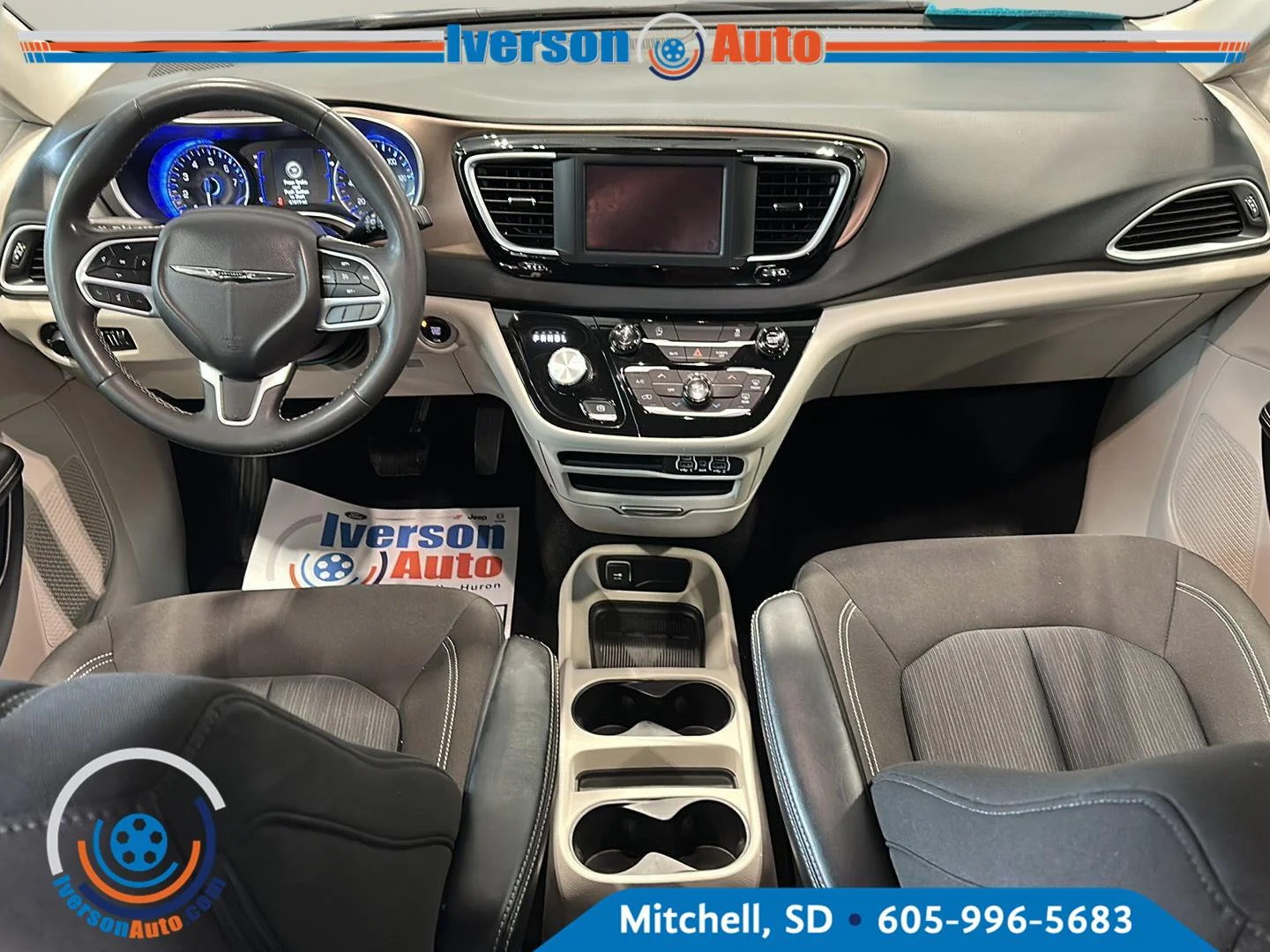 Used 2023 Silver Mist Clearcoat Chrysler LX image 25
