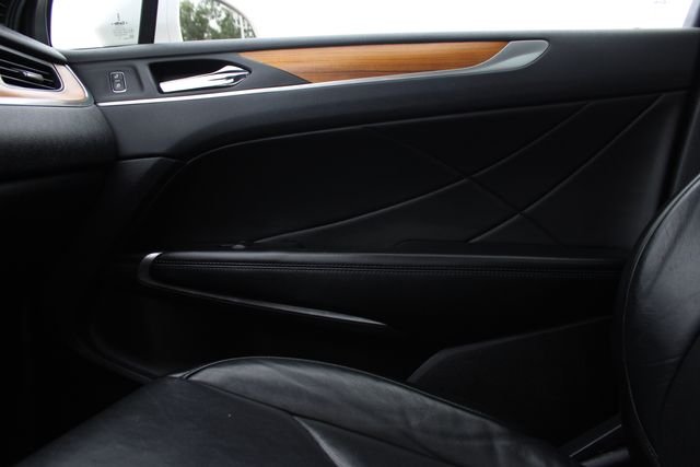Used 2019 White Lincoln Reserve image 19