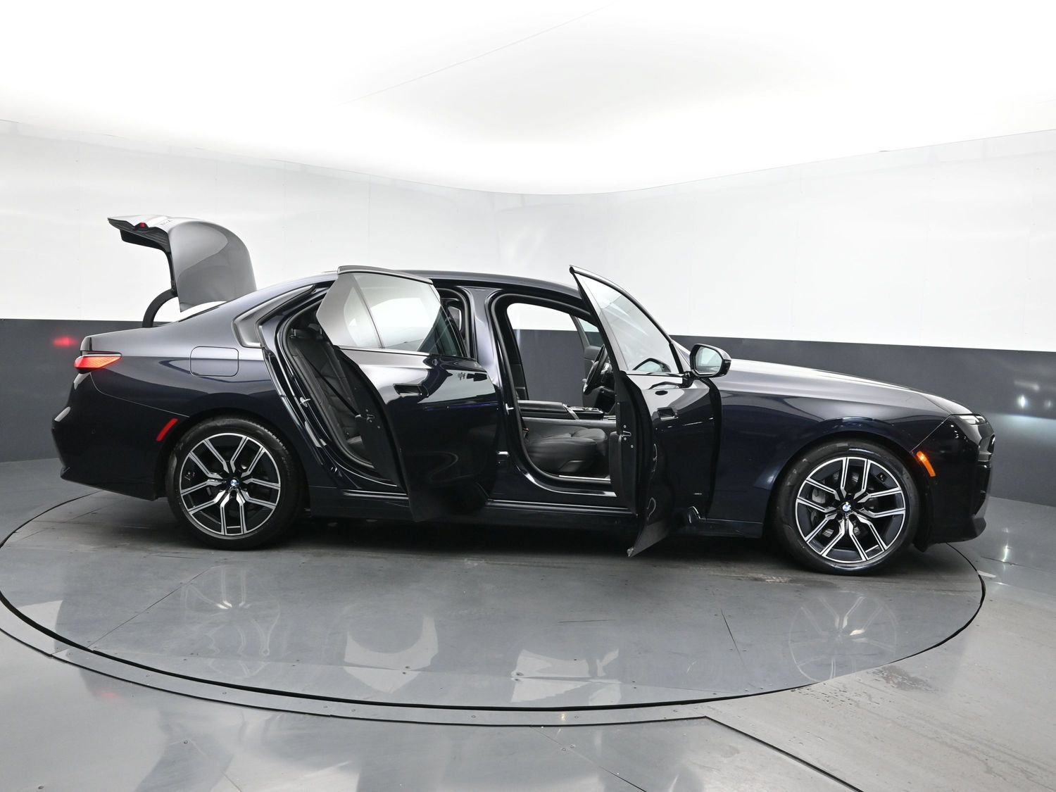 Used 2025 Black BMW 740i xDrive image 33