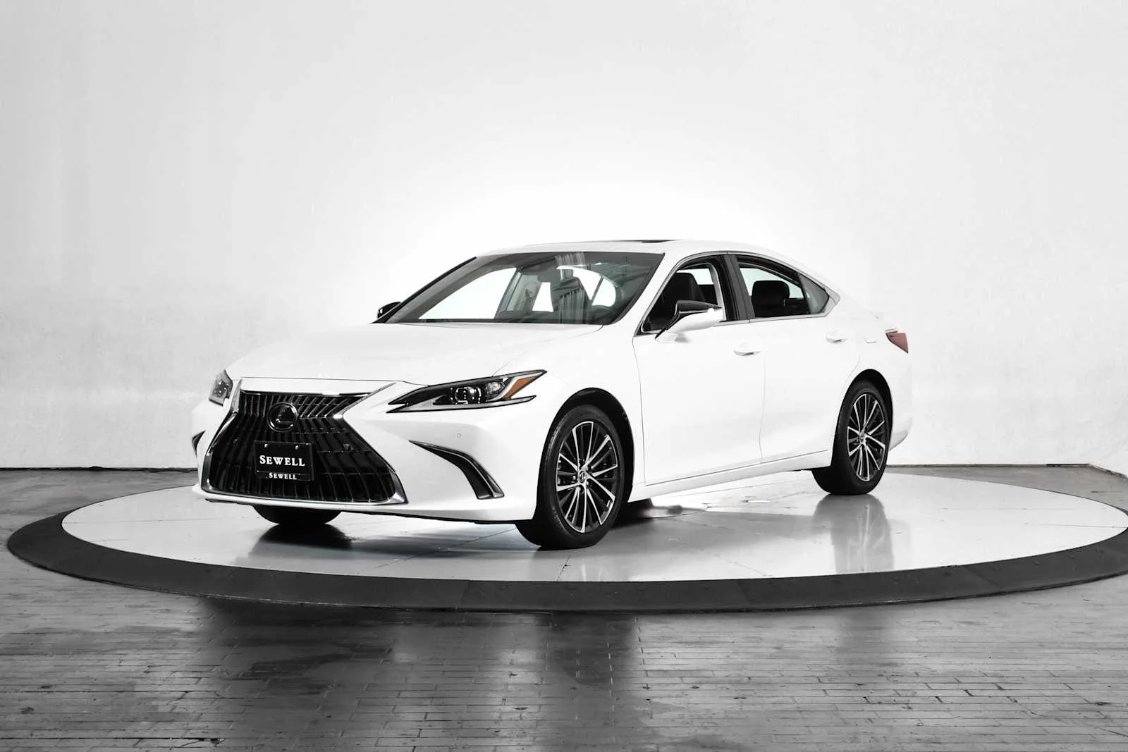 2024 Lexus ES 300h 300h's photo