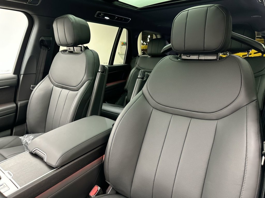 New 2027 Santorini Black Land Rover SE image 10