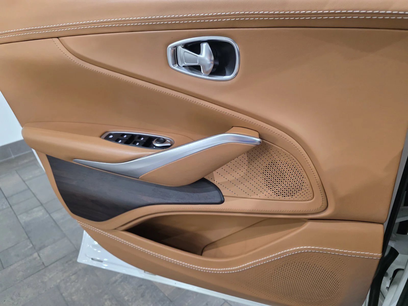 Used 2022 Stratus White Gloss Aston Martin 550 image 16