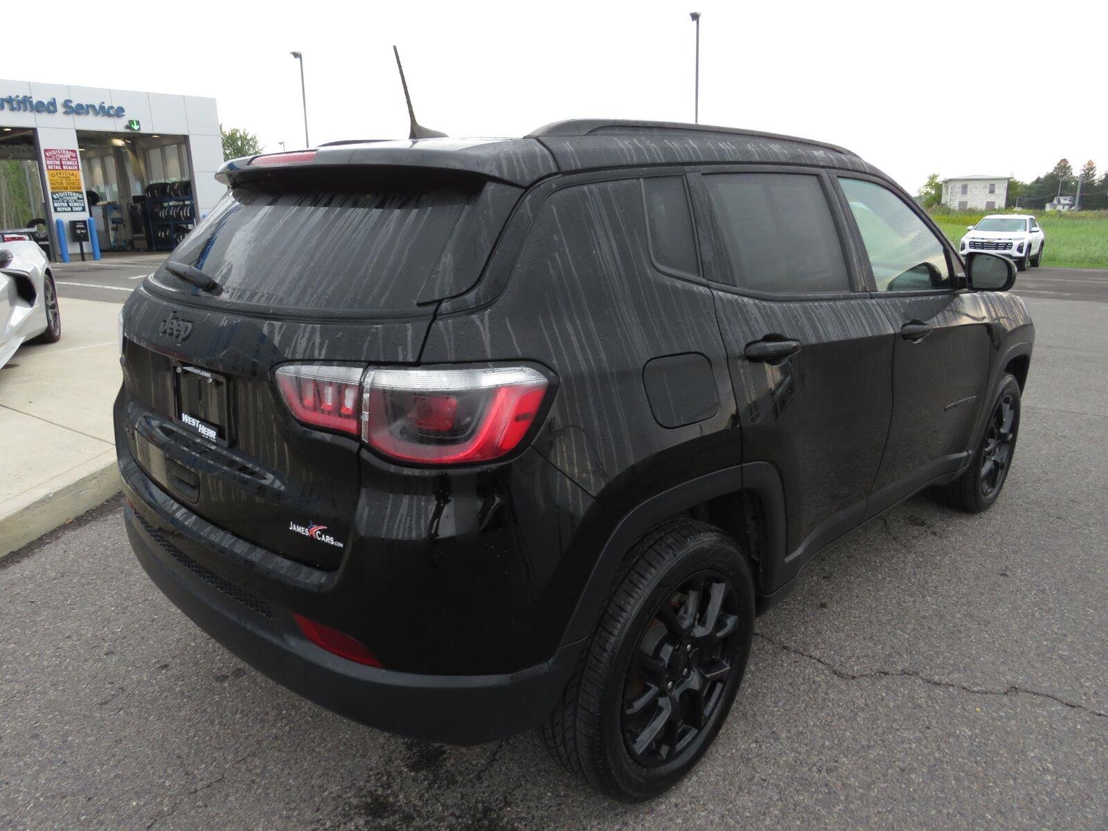 Used 2024 Diamond Black Crystal Pearlcoat Jeep Latitude image 6