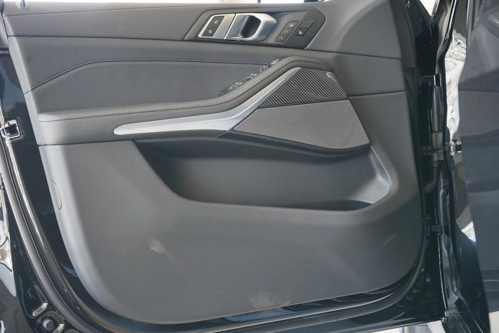 Used 2026 Black BMW M60i image 10