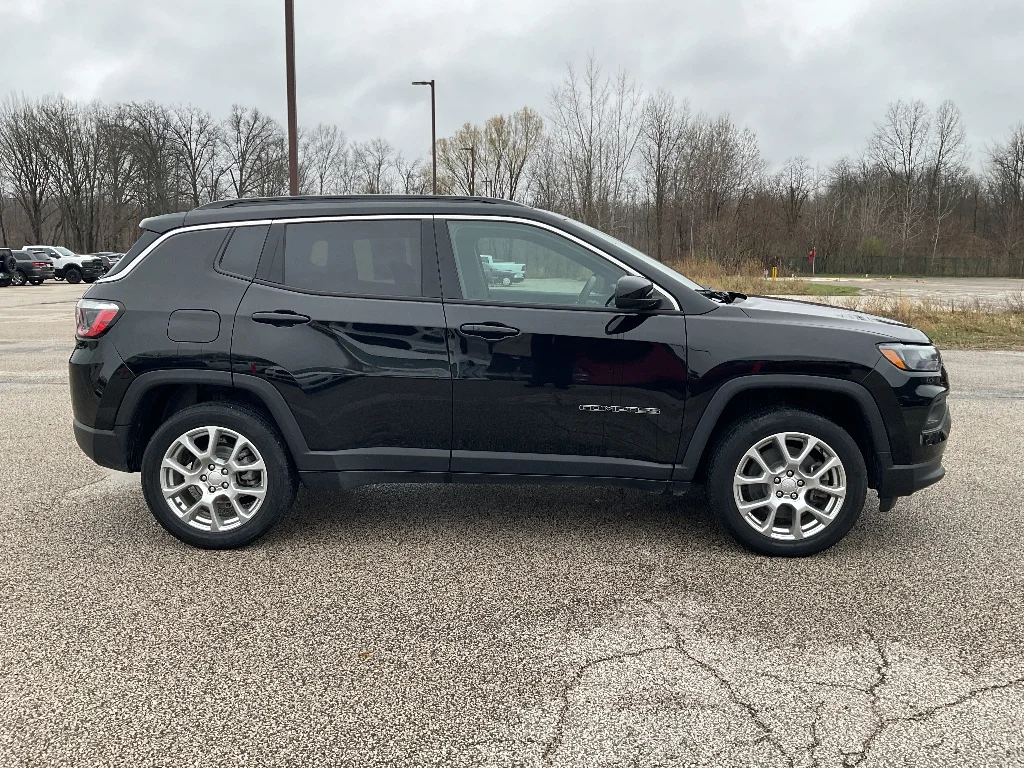 Used 2023 Diamond Black Crystal Pearl Coat Jeep Latitude Lux image 4