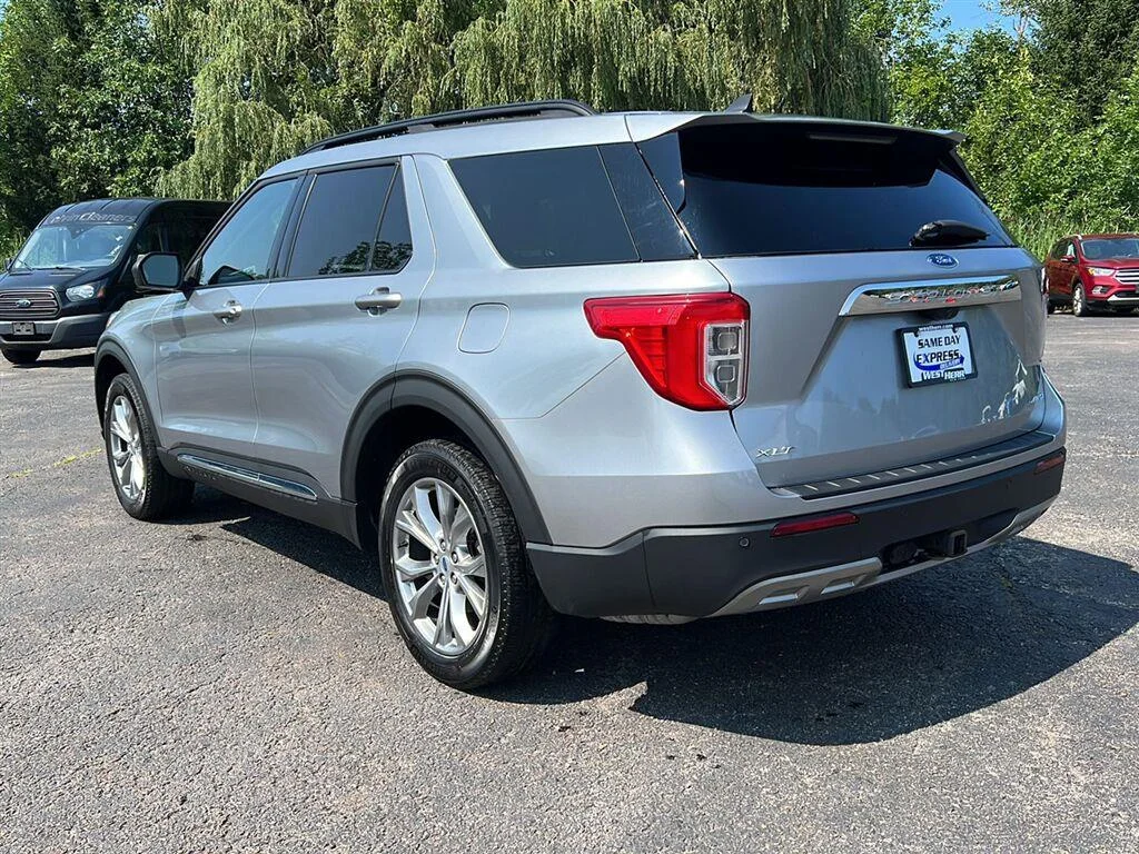 Used 2023 Iconic Silver Ford XLT image 3
