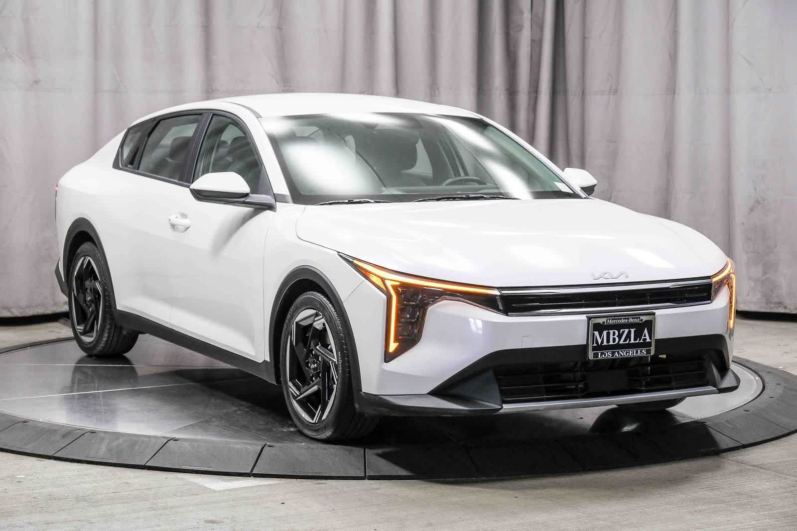 Used 2025 Snow White Pearl Kia EX image 5