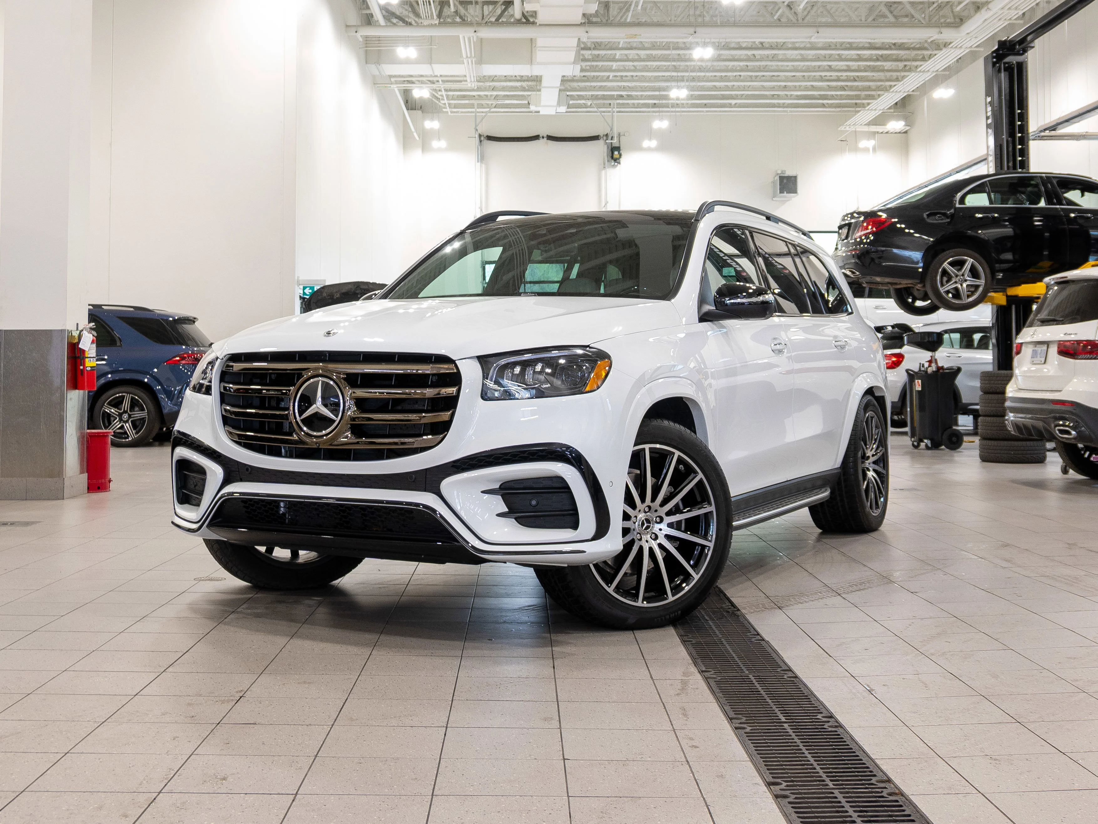 New 2026 MANUFAKTUR OPALITE WHITE BRIGHT Mercedes-Benz GLS 450 image 1
