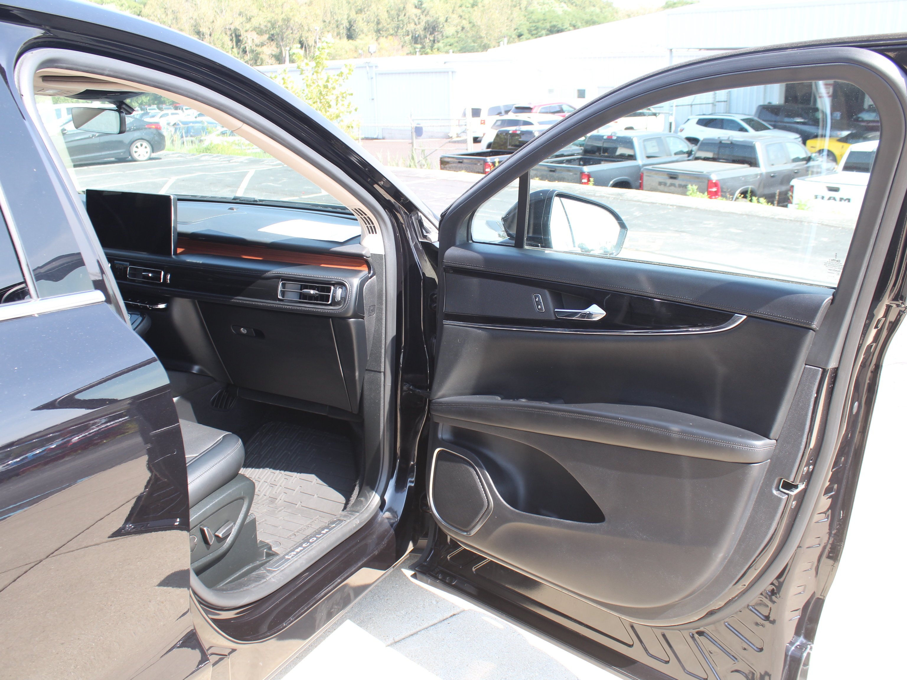 Used 2022 Black Lincoln Reserve image 29