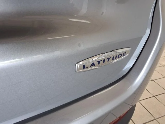 Used 2022 Billet Silver Metallic Jeep Latitude image 22