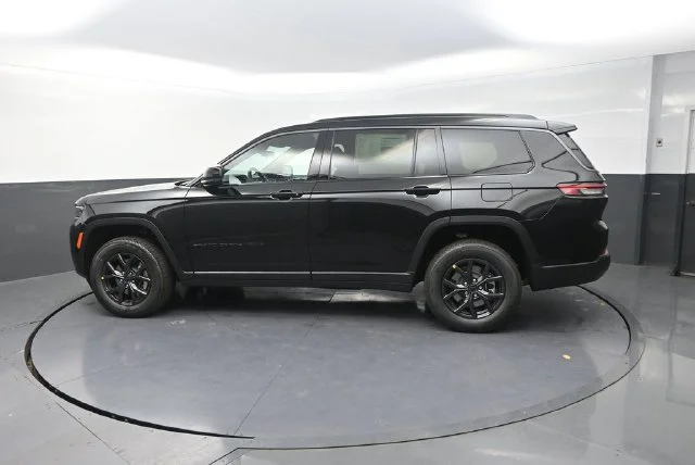 New 2027 High-Gloss Black Paint Jeep Laredo Altitude image 5