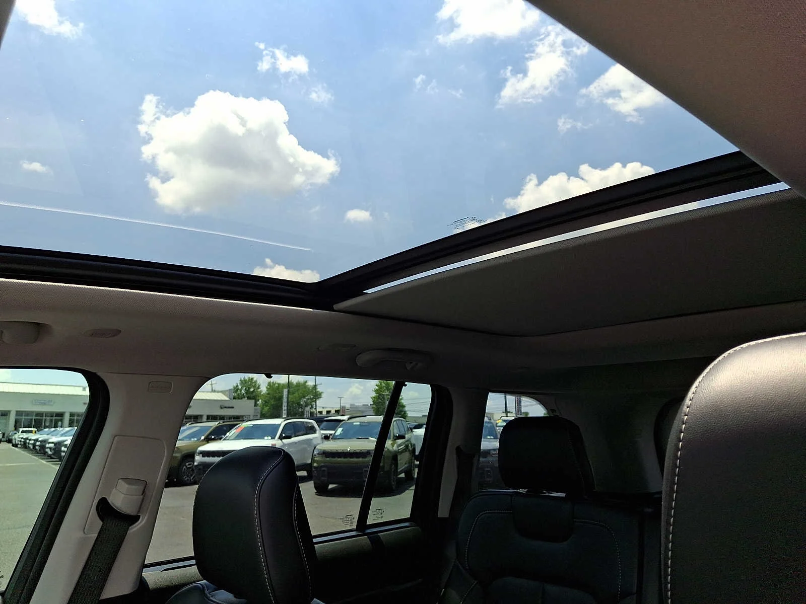 Used 2023 Midnight Sky Jeep  image 14