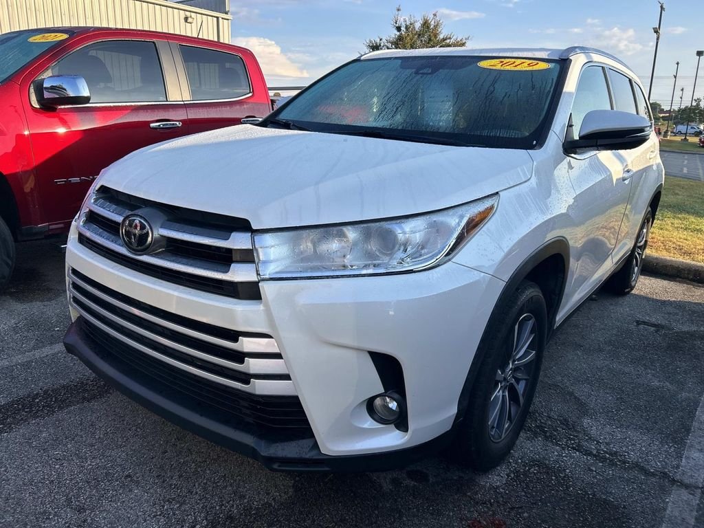 Used 2019 Blizzard Pearl Toyota XLE image 5