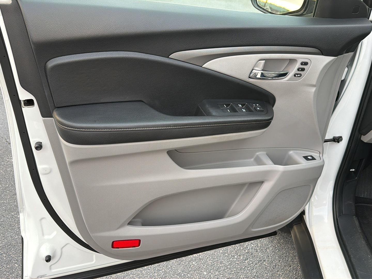 Used 2024 Platinum White Pearl Honda RTL image 16