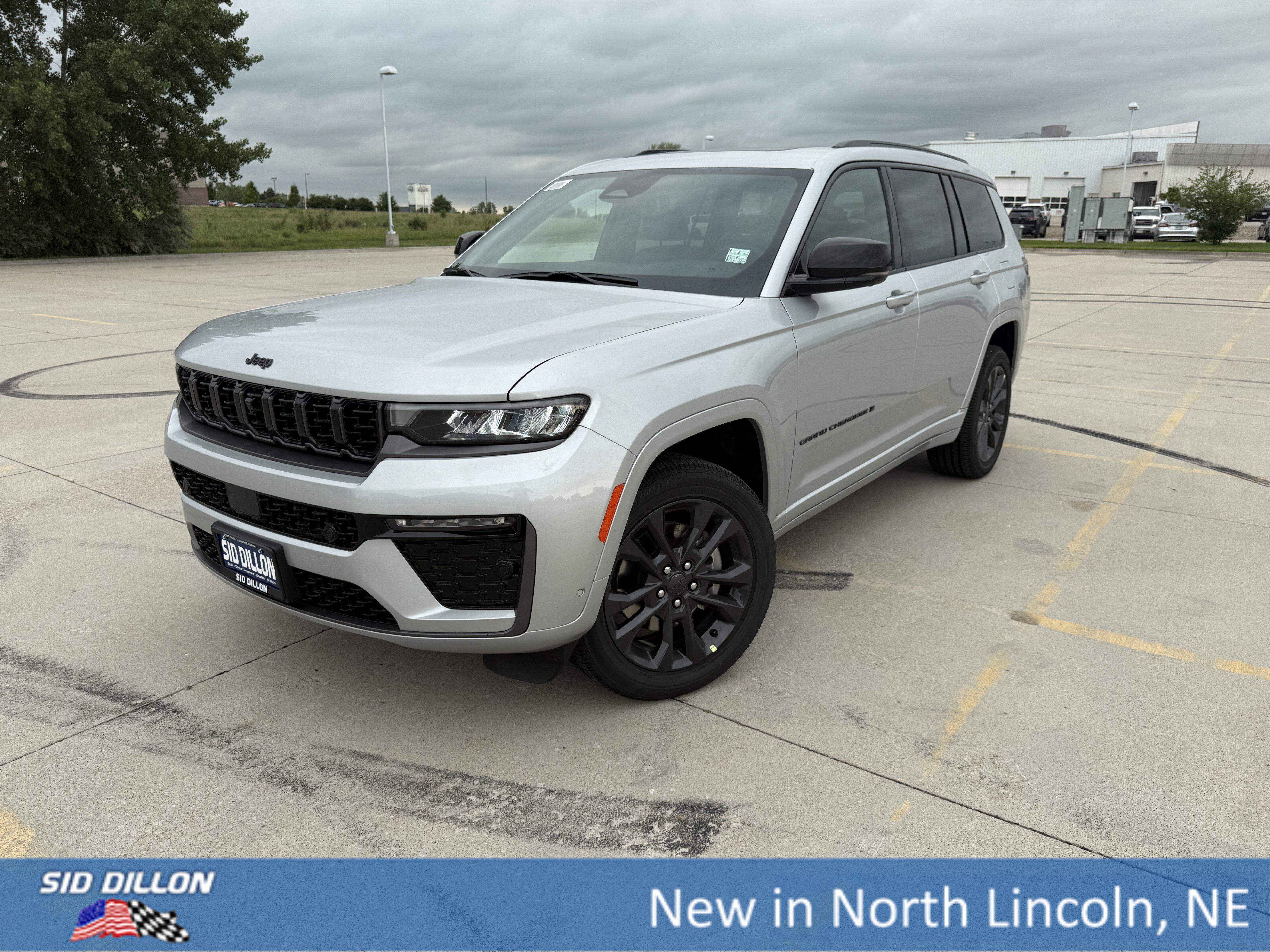 New 2026 Silver Zynith Exterior Paint Jeep Limited Reserve image 1
