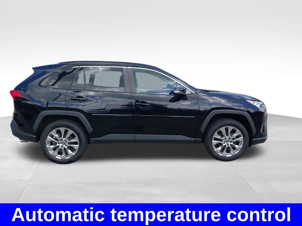 Used 2019 Midnight Black Metallic Toyota XLE Premium image 10