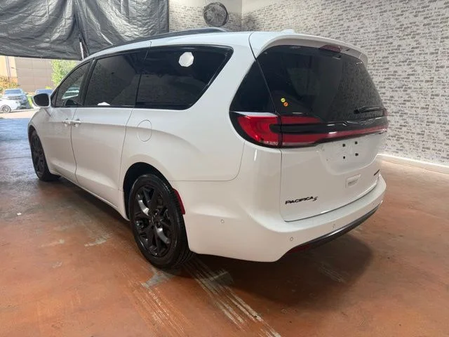 Used 2022 Bright White Clearcoat Chrysler Limited image 5